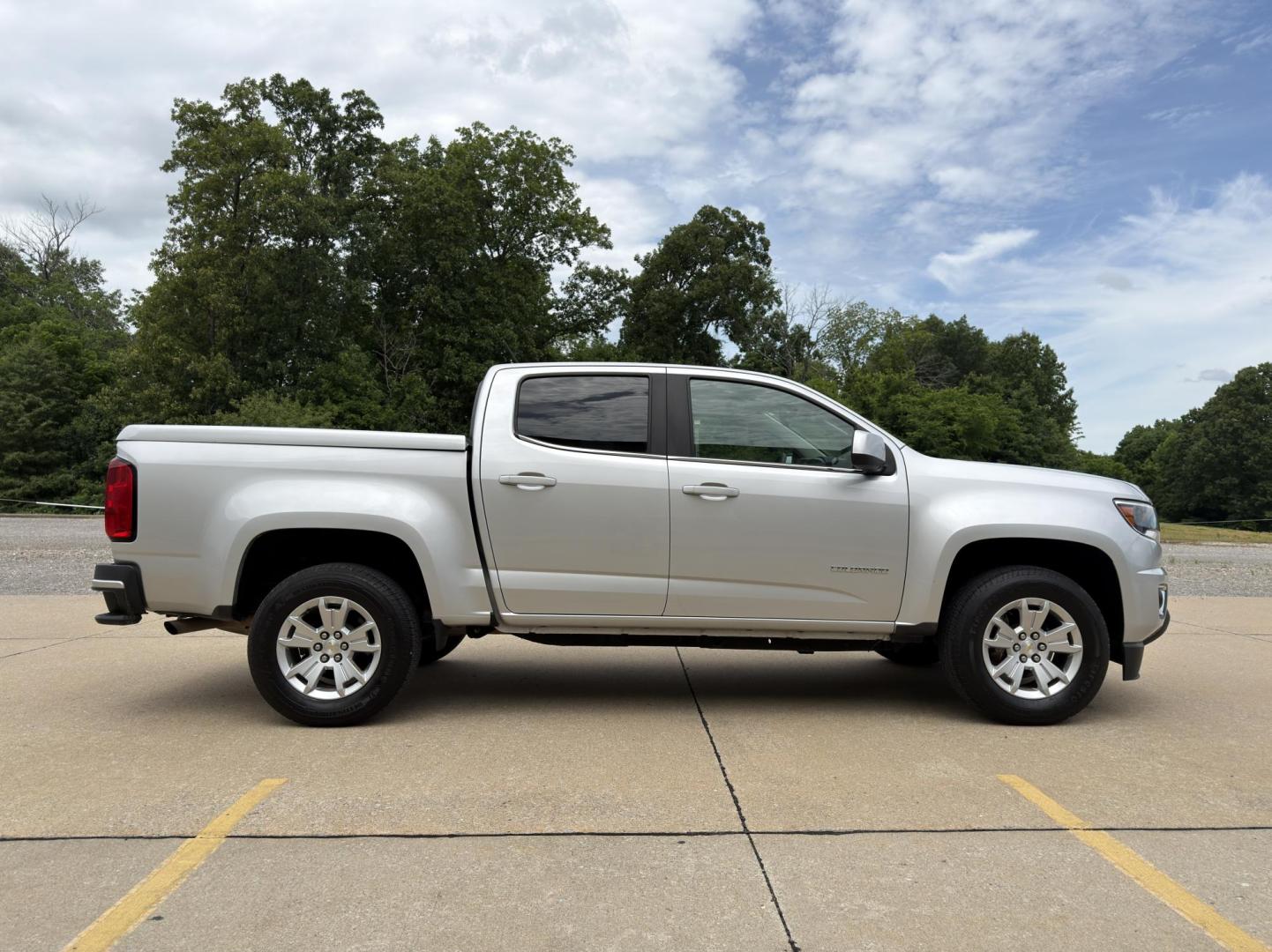 2020 SILVER /Black Chevrolet Colorado LT Crew Cab 2WD (1GCGSCEN6L1) with an 3.6L V6 engine, Automatic transmission, located at 2990 Old Orchard Rd., Jackson, MO, 63755, 37.354214, -89.612106 - 2020 Chevrolet Colorado LT 122xxx miles Rear Wheel Drive 3.6L V6 Automatic Backup Camera Power Driver Seat Bluetooth Remote Start Cruise Power Windows/Locks/Mirrors We have financing available and we accept trades! Fill out a credit application on our website or come by today! If you hav - Photo#7