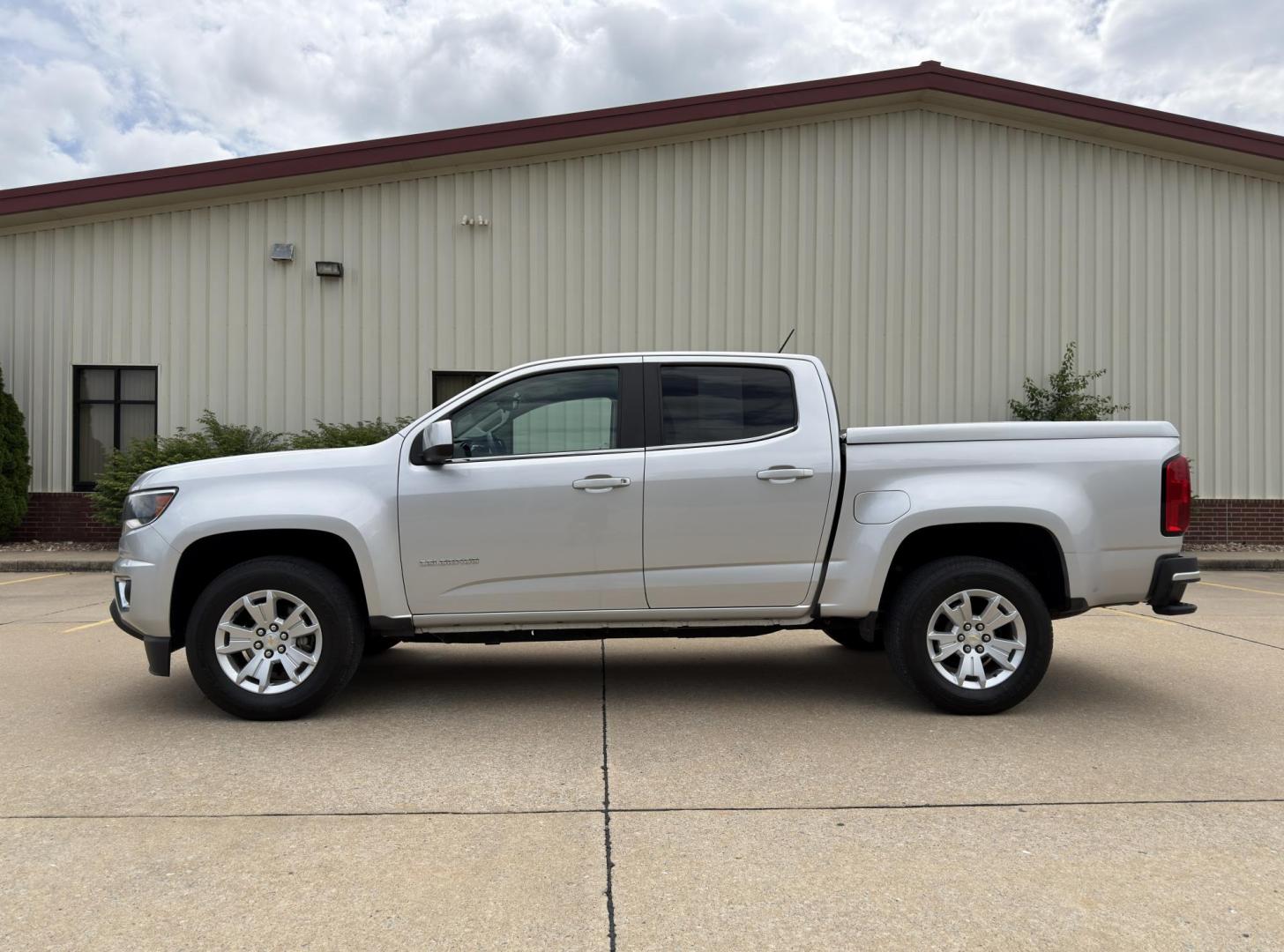 2020 SILVER /Black Chevrolet Colorado LT Crew Cab 2WD (1GCGSCEN6L1) with an 3.6L V6 engine, Automatic transmission, located at 2990 Old Orchard Rd., Jackson, MO, 63755, 37.354214, -89.612106 - 2020 Chevrolet Colorado LT 122xxx miles Rear Wheel Drive 3.6L V6 Automatic Backup Camera Power Driver Seat Bluetooth Remote Start Cruise Power Windows/Locks/Mirrors We have financing available and we accept trades! Fill out a credit application on our website or come by today! If you hav - Photo#6