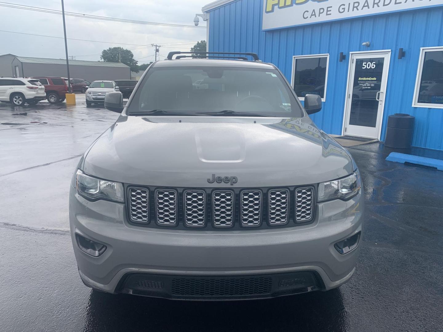 2021 GRAY /BLACK Jeep Grand Cherokee Laredo E 4WD (1C4RJFAG2MC) with an 3.6L V6 DOHC 24V engine, Automatic transmission, located at 506 S. Kingshighway, Cape Girardeau, MO, 63703, (573) 235-5000, 37.294991, -89.553635 - 2021 Jeep Grand Cherokee Laredo E 4WD Only 52,xxx miles Heated Seats Heated Steering Wheel Steering Wheel Controls 4 wheel drive Backup Cam Bluetooth Cruise Power Windows/Locks/Mirrors We have financing available and we accept trades! Fill out a credit application on our website or come by - Photo#1