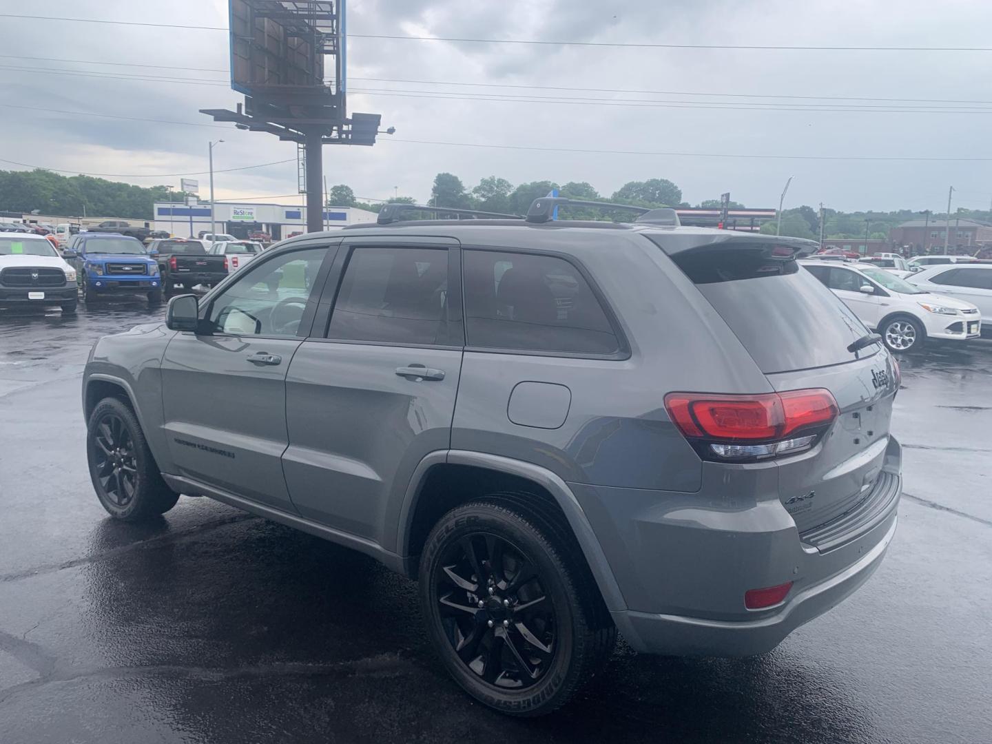2021 GRAY /BLACK Jeep Grand Cherokee Laredo E 4WD (1C4RJFAG2MC) with an 3.6L V6 DOHC 24V engine, Automatic transmission, located at 506 S. Kingshighway, Cape Girardeau, MO, 63703, (573) 235-5000, 37.294991, -89.553635 - 2021 Jeep Grand Cherokee Laredo E 4WD Only 52,xxx miles Heated Seats Heated Steering Wheel Steering Wheel Controls 4 wheel drive Backup Cam Bluetooth Cruise Power Windows/Locks/Mirrors We have financing available and we accept trades! Fill out a credit application on our website or come by - Photo#5