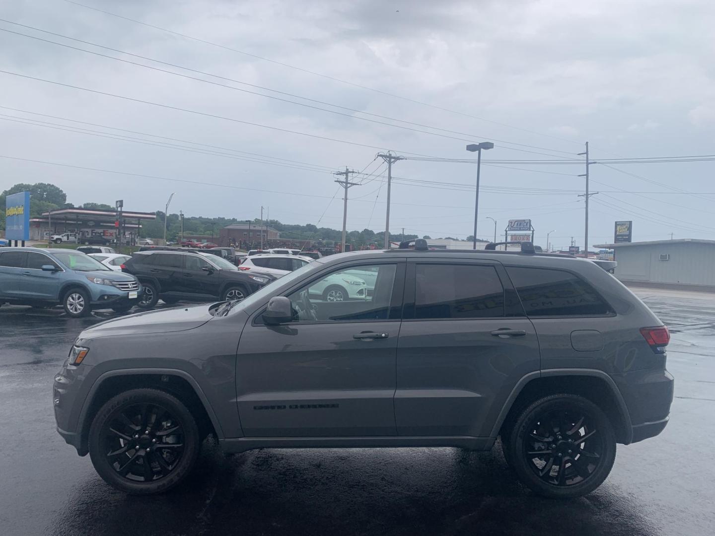 2021 GRAY /BLACK Jeep Grand Cherokee Laredo E 4WD (1C4RJFAG2MC) with an 3.6L V6 DOHC 24V engine, Automatic transmission, located at 506 S. Kingshighway, Cape Girardeau, MO, 63703, (573) 235-5000, 37.294991, -89.553635 - 2021 Jeep Grand Cherokee Laredo E 4WD Only 52,xxx miles Heated Seats Heated Steering Wheel Steering Wheel Controls 4 wheel drive Backup Cam Bluetooth Cruise Power Windows/Locks/Mirrors We have financing available and we accept trades! Fill out a credit application on our website or come by - Photo#4