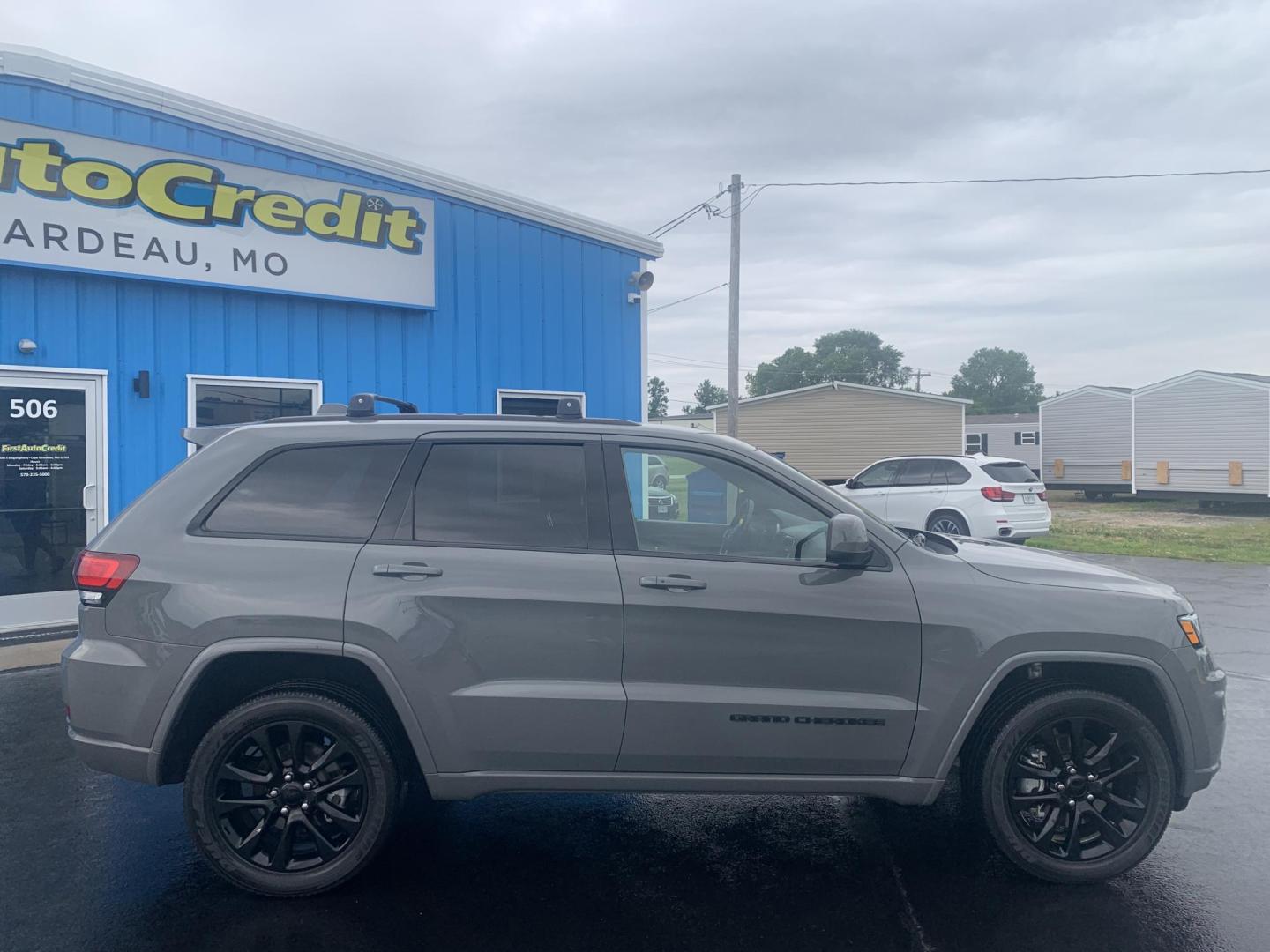 2021 GRAY /BLACK Jeep Grand Cherokee Laredo E 4WD (1C4RJFAG2MC) with an 3.6L V6 DOHC 24V engine, Automatic transmission, located at 506 S. Kingshighway, Cape Girardeau, MO, 63703, (573) 235-5000, 37.294991, -89.553635 - 2021 Jeep Grand Cherokee Laredo E 4WD Only 52,xxx miles Heated Seats Heated Steering Wheel Steering Wheel Controls 4 wheel drive Backup Cam Bluetooth Cruise Power Windows/Locks/Mirrors We have financing available and we accept trades! Fill out a credit application on our website or come by - Photo#10