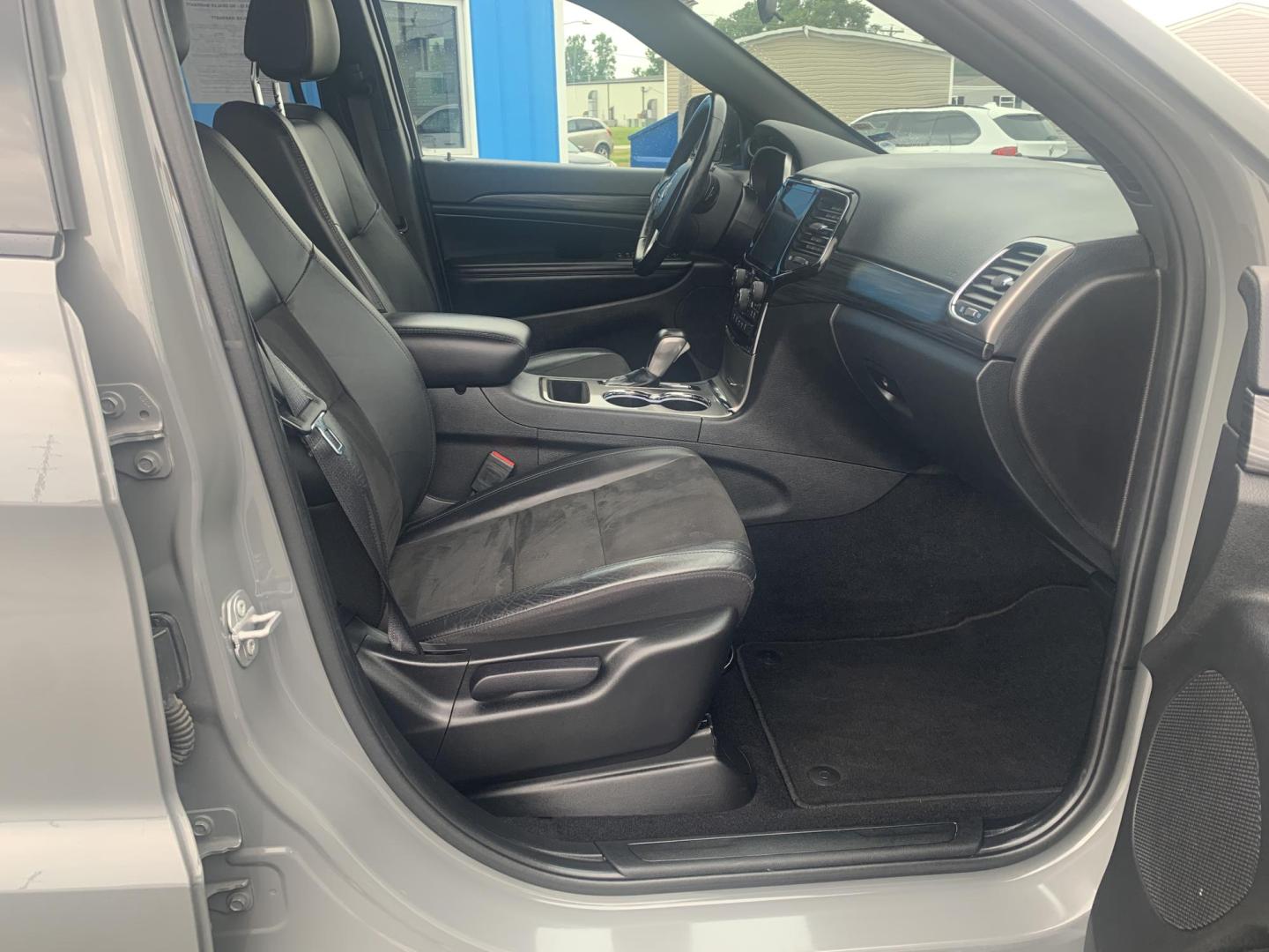 2021 GRAY /BLACK Jeep Grand Cherokee Laredo E 4WD (1C4RJFAG2MC) with an 3.6L V6 DOHC 24V engine, Automatic transmission, located at 506 S. Kingshighway, Cape Girardeau, MO, 63703, (573) 235-5000, 37.294991, -89.553635 - 2021 Jeep Grand Cherokee Laredo E 4WD Only 52,xxx miles Heated Seats Heated Steering Wheel Steering Wheel Controls 4 wheel drive Backup Cam Bluetooth Cruise Power Windows/Locks/Mirrors We have financing available and we accept trades! Fill out a credit application on our website or come by - Photo#12