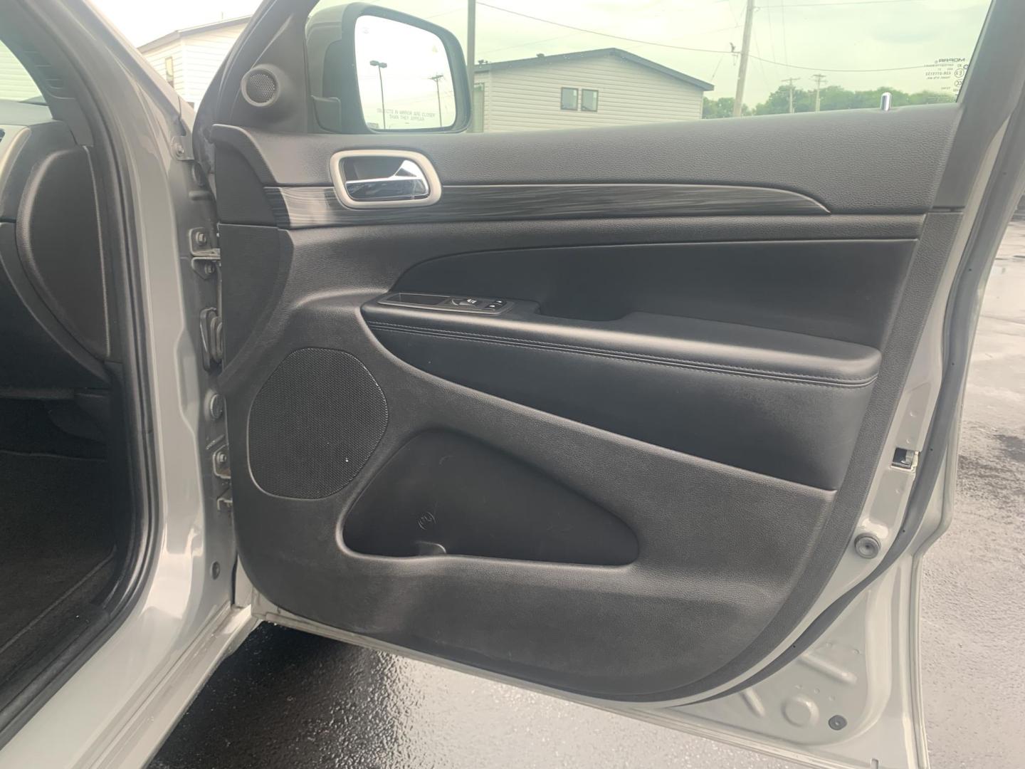 2021 GRAY /BLACK Jeep Grand Cherokee Laredo E 4WD (1C4RJFAG2MC) with an 3.6L V6 DOHC 24V engine, Automatic transmission, located at 506 S. Kingshighway, Cape Girardeau, MO, 63703, (573) 235-5000, 37.294991, -89.553635 - 2021 Jeep Grand Cherokee Laredo E 4WD Only 52,xxx miles Heated Seats Heated Steering Wheel Steering Wheel Controls 4 wheel drive Backup Cam Bluetooth Cruise Power Windows/Locks/Mirrors We have financing available and we accept trades! Fill out a credit application on our website or come by - Photo#11
