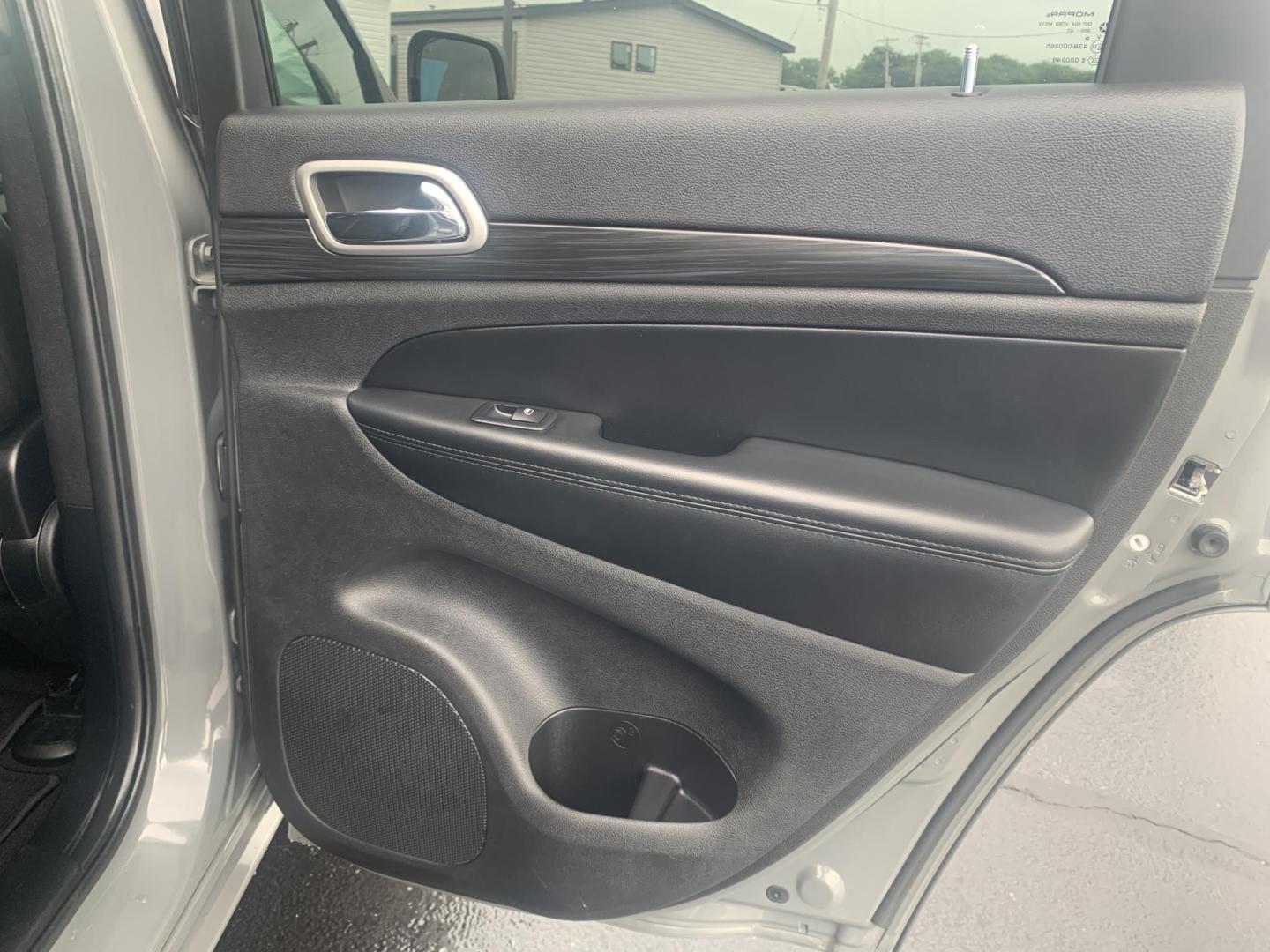 2021 GRAY /BLACK Jeep Grand Cherokee Laredo E 4WD (1C4RJFAG2MC) with an 3.6L V6 DOHC 24V engine, Automatic transmission, located at 506 S. Kingshighway, Cape Girardeau, MO, 63703, (573) 235-5000, 37.294991, -89.553635 - 2021 Jeep Grand Cherokee Laredo E 4WD Only 52,xxx miles Heated Seats Heated Steering Wheel Steering Wheel Controls 4 wheel drive Backup Cam Bluetooth Cruise Power Windows/Locks/Mirrors We have financing available and we accept trades! Fill out a credit application on our website or come by - Photo#13