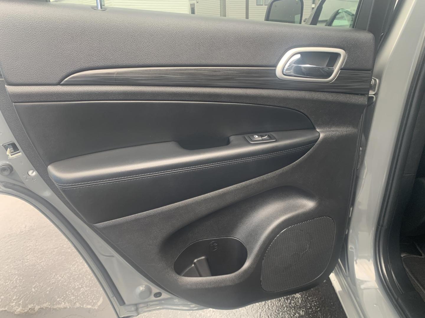 2021 GRAY /BLACK Jeep Grand Cherokee Laredo E 4WD (1C4RJFAG2MC) with an 3.6L V6 DOHC 24V engine, Automatic transmission, located at 506 S. Kingshighway, Cape Girardeau, MO, 63703, (573) 235-5000, 37.294991, -89.553635 - 2021 Jeep Grand Cherokee Laredo E 4WD Only 52,xxx miles Heated Seats Heated Steering Wheel Steering Wheel Controls 4 wheel drive Backup Cam Bluetooth Cruise Power Windows/Locks/Mirrors We have financing available and we accept trades! Fill out a credit application on our website or come by - Photo#17