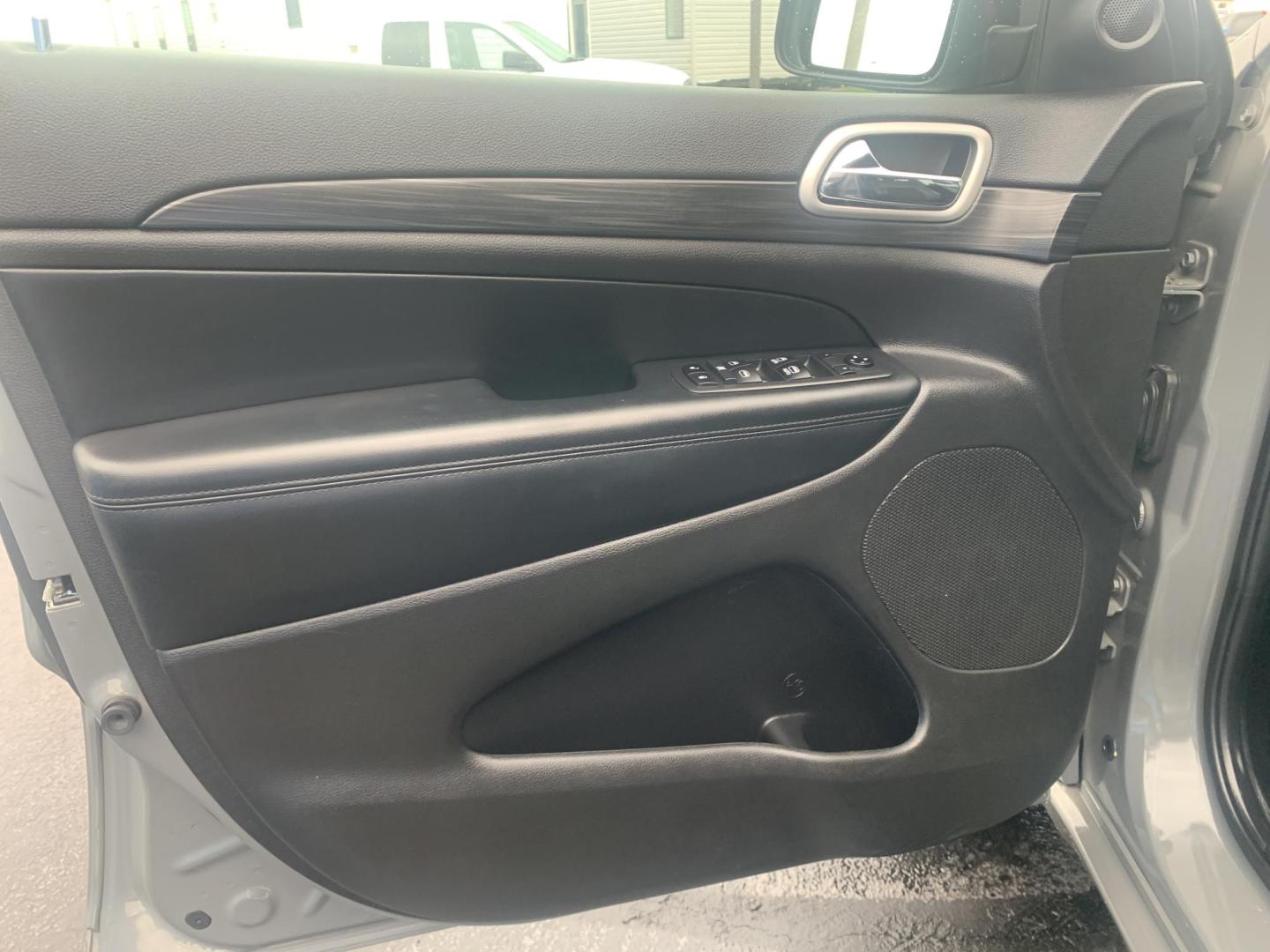 2021 GRAY /BLACK Jeep Grand Cherokee Laredo E 4WD (1C4RJFAG2MC) with an 3.6L V6 DOHC 24V engine, Automatic transmission, located at 506 S. Kingshighway, Cape Girardeau, MO, 63703, (573) 235-5000, 37.294991, -89.553635 - 2021 Jeep Grand Cherokee Laredo E 4WD Only 52,xxx miles Heated Seats Heated Steering Wheel Steering Wheel Controls 4 wheel drive Backup Cam Bluetooth Cruise Power Windows/Locks/Mirrors We have financing available and we accept trades! Fill out a credit application on our website or come by - Photo#19