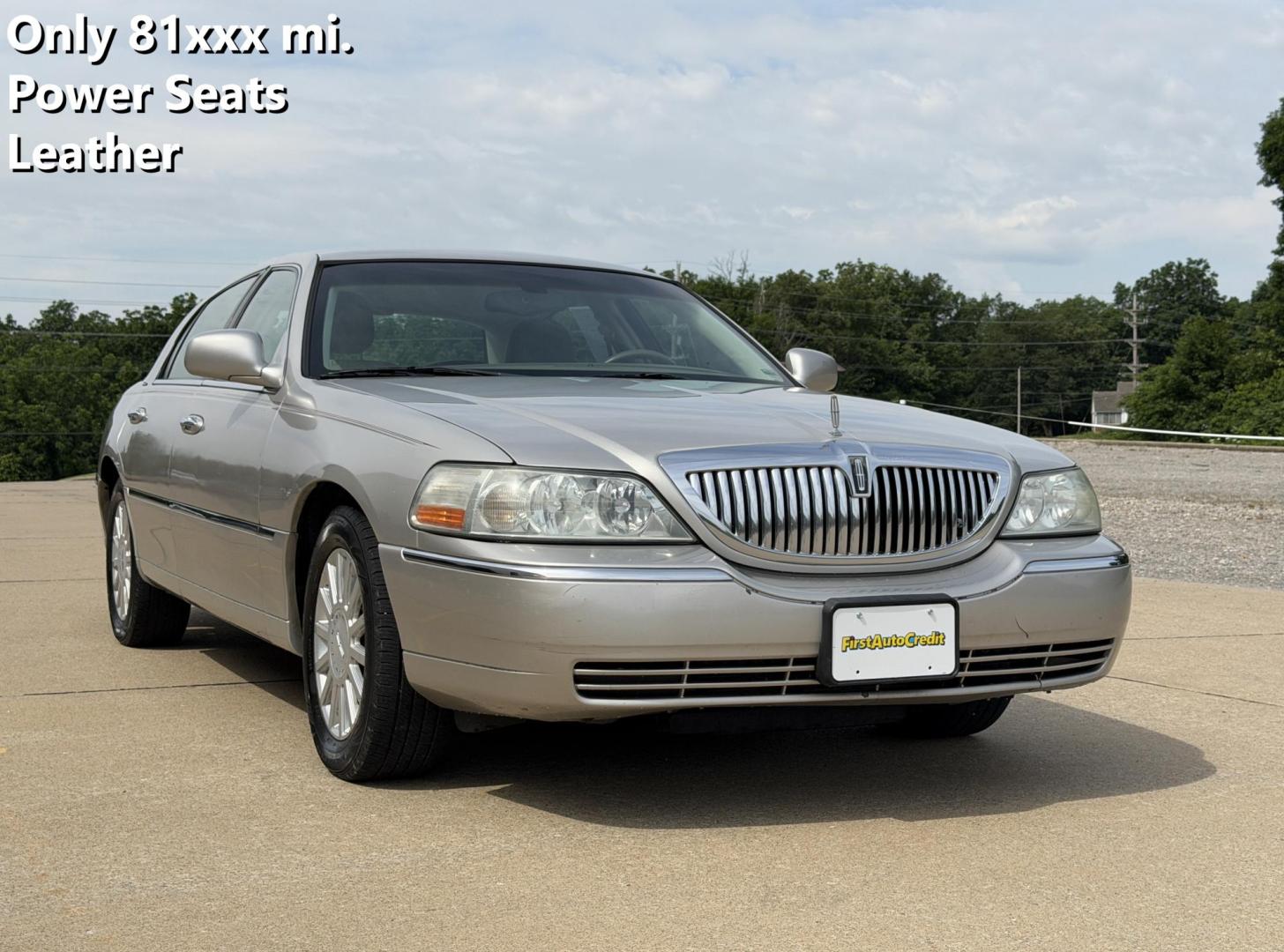 2005 Lincoln Town Car's photo